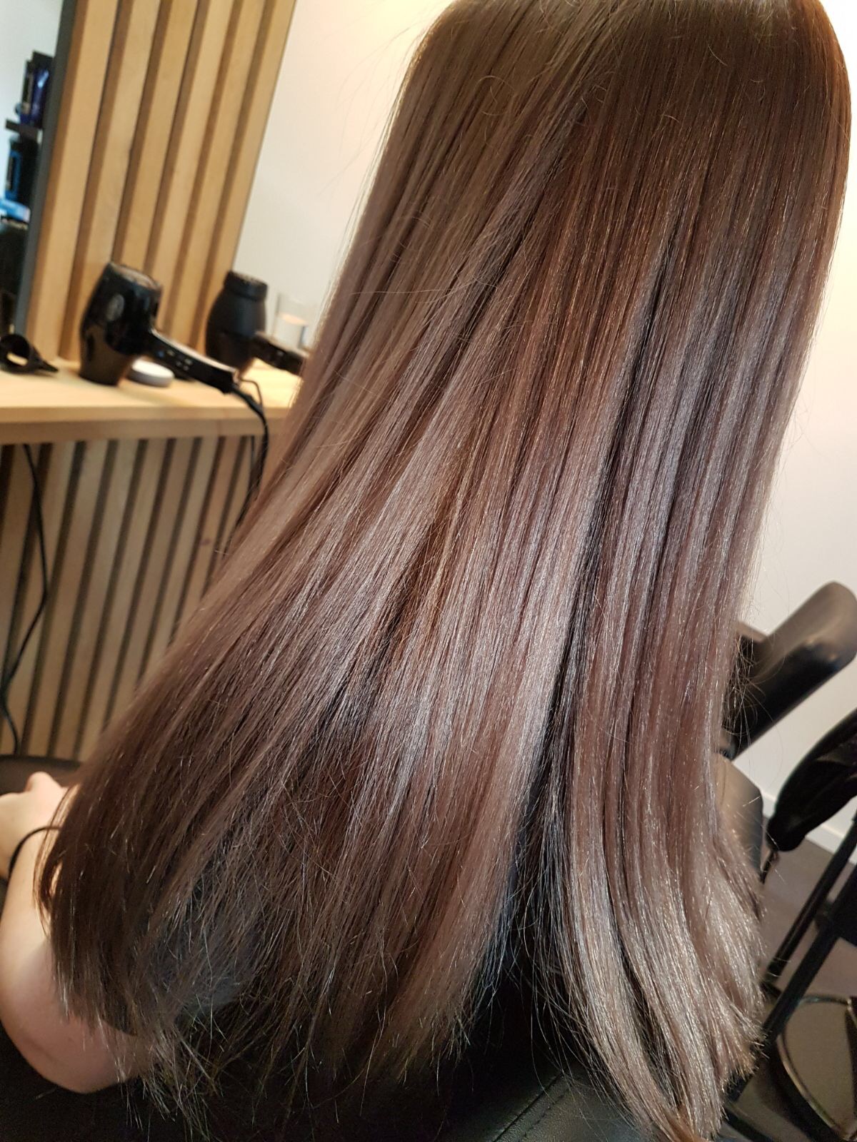 Lang, steil en glanzend haar na het knippen