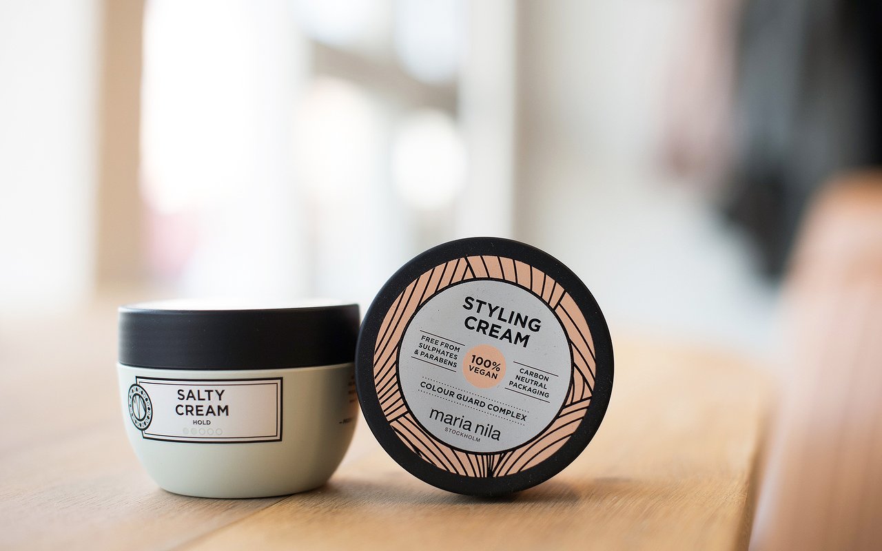 Maria Nila Styling Cream en Salty Cream op de houten tafel