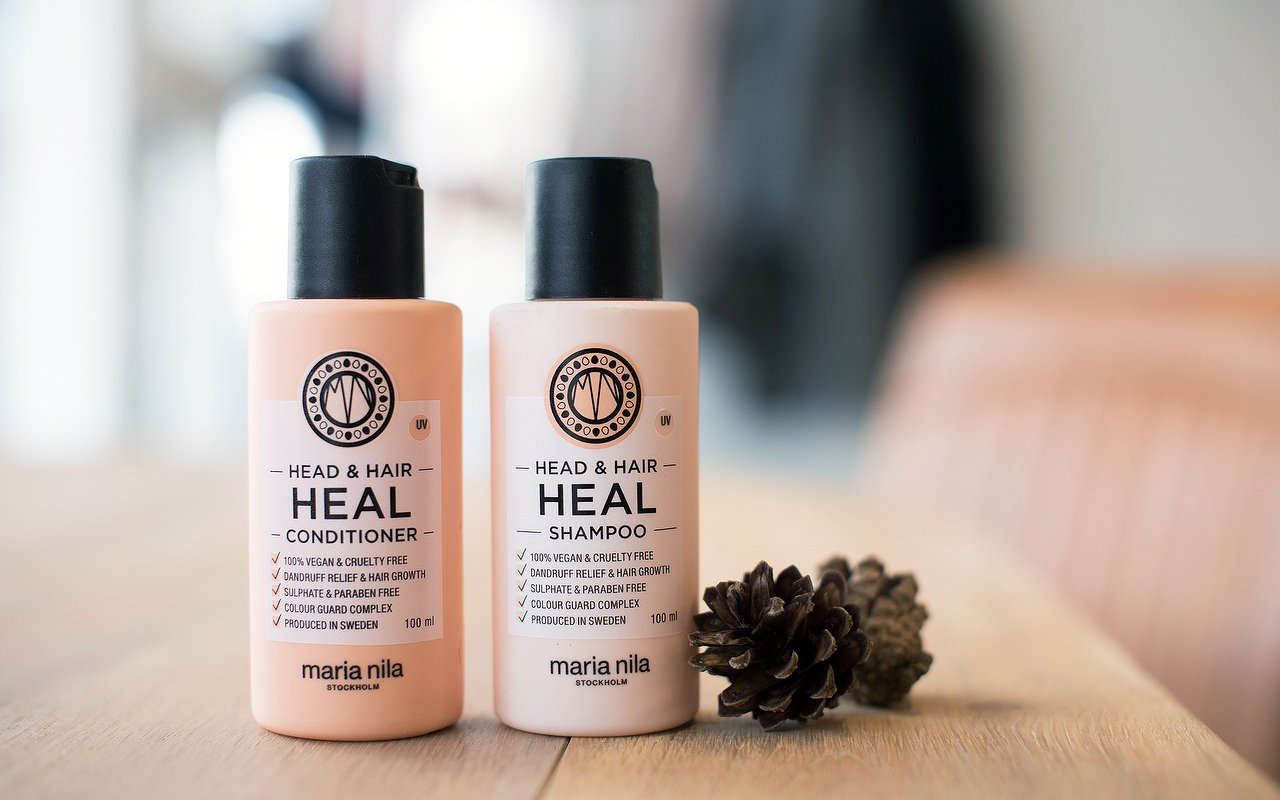 Maria Nila Head and Hair Heal shampoo en conditioner op de tafel in de salon