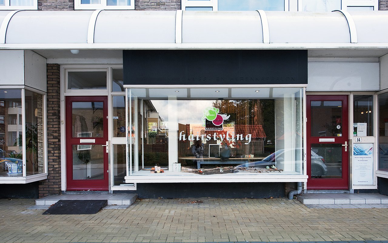 De gevel van Knappe Koppies aan de Doormanstraat, met hairstyling op het raam